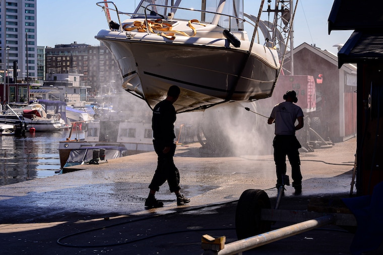 When and how to hire and train staff for pressure washing business?