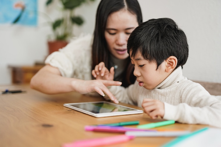 How to make a logo daycare business?