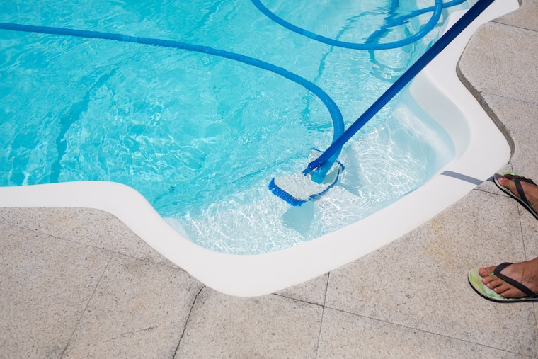 How to start a pool cleaning business?